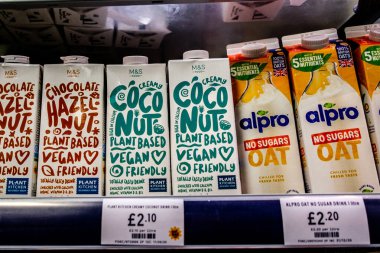 Londra İngiltere, Ocak 04 2026, Popüler İngiliz Bitki Bazlı Alternatif İçecekler Seçimi