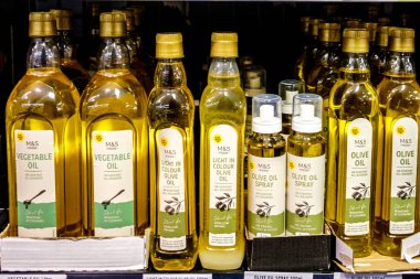 Londra İngiltere, Ocak 04: 2026, İnsansız Süpermarket Yağları Seçimi