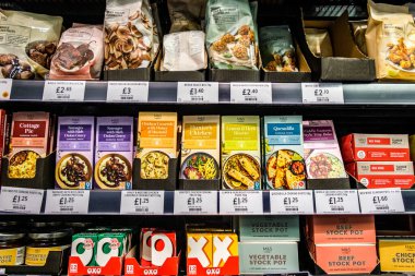 Londra İngiltere, Ocak 04 2026, Süpermarket Yemek Yapıştırıcısı ve Kurutulmuş Ürünler Seçimi