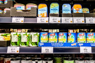 Londra İngiltere, Ocak 04 2026, Süpermarket Konserve Balık ve Bezelye Bifteği Seçimi