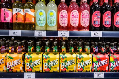 Londra İngiltere, Ocak 04: 2026, Hafif İçecekler Süpermarket Rafları Seçimi