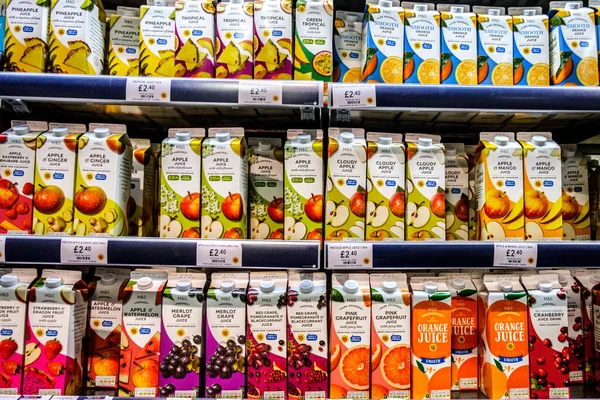 Londra İngiltere, Ocak 04: 2026, Taze Sağlıklı Meyve Suyu Kartonlarının Seçimi