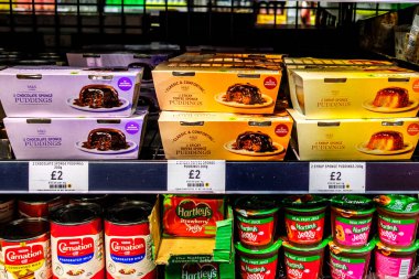 Lonndon UK, Ocak 05 2026, Geleneksel Tatlı Hazır Süpermarket Tatlıları Seçimi