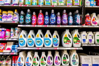 Londra, 5 Ocak 2026, Popüler Süpermarket Çamaşır Yıkama Şişeleri Seçimi
