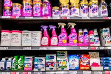 Londra, 5 Ocak 2026, Popüler Çamaşır ve Giysi Lekesi Çıkarma Ürünleri Seçimi