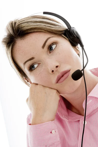 Attraente giovane donna d'affari annoiata utilizzando un auricolare del telefono — Foto Stock