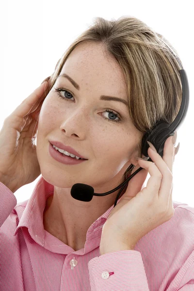 Mulher de negócios jovem atraente usando um fone de ouvido de telefone — Fotografia de Stock