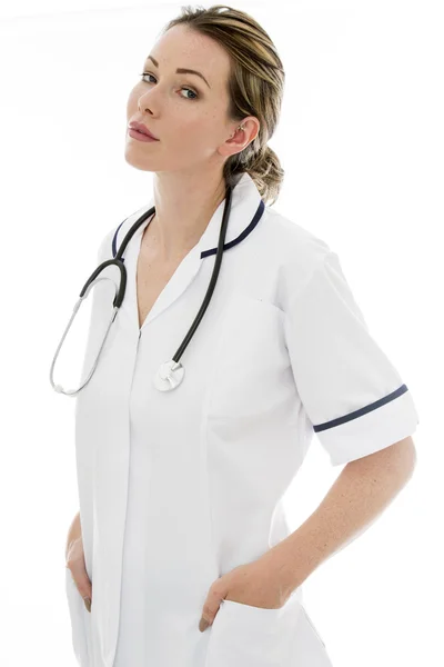 Привлекательная молодая женщина-врач со стетоскопом — стоковое фото
