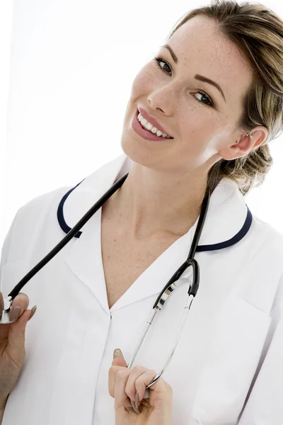 Привлекательная молодая женщина-врач со стетоскопом — стоковое фото