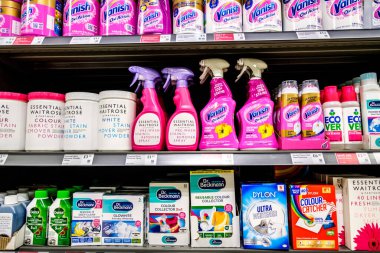 Londra İngiltere, 20 Ocak 2026, Süpermarket Temizlik Ürünleri ve Leke Kalıntıları Seçimi