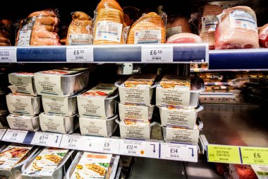 Londra İngiltere, 28 Ocak 2026, Süpermarket Seçimi Kümes Hayvanları ve Domuz Etleri Kızartmaya Hazır
