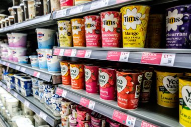 Londra İngiltere, 28 Ocak 2026, Supermarket Rafında Sağlıklı Yoğurt Seçimi