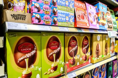 Londra İngiltere, 26 Şubat 2026, Süpermarket raflarında Şenlikli Süt Çikolatalı Yumurta Şekerlemesi Seçimi