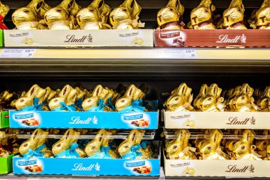 Londra İngiltere, 26 Şubat 2026, Süpermarket raflarında Şenlikli Süt Çikolatalı Yumurta Şekerlemesi Seçimi