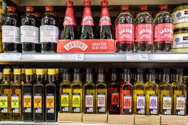 Londra İngiltere, 27 Şubat 2026, Süpermarketin Lezzetli Zeytinyağı Pişirme Malzemeleri Seçimi