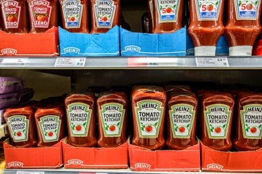 Londra İngiltere, 27 Şubat 2026, Süpermarket Rafları Geleneksel Popüler Domates Ketçapı