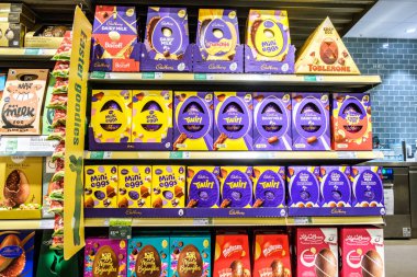 Londra İngiltere, 27 Şubat 2026, Popüler Çikolatalı Paskalya Yumurtaları Süpermarket Rafında