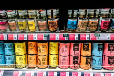 Londra İngiltere, 27 Şubat 2026, Süpermarket Baharat ve Baharat Seçimi