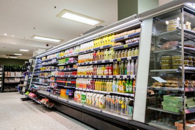 Londra İngiltere, 14 Mart 2026, Süpermarket Yumuşak Meyve aromalı İçecekler