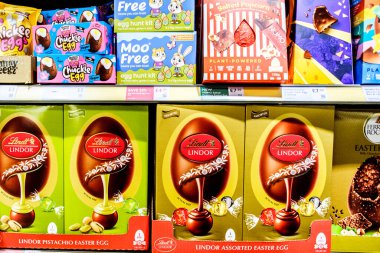 Londra İngiltere, 14 Mart 2026, Popüler Lindt Lindor Çikolatalı Yumurta Seçimi