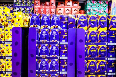 Londra İngiltere, 16 Mart 2026, Popüler Süt Çikolatalı Paskalya Yumurtaları Seçimi