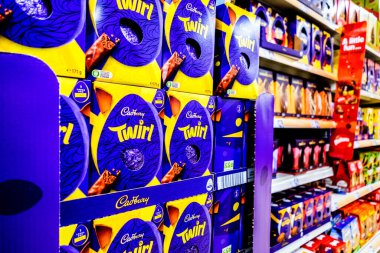 Londra İngiltere, 16 Mart 2026, Popüler Hediyelik Eşya Cadbury Sütlü Paskalya Yumurtaları Seçimi