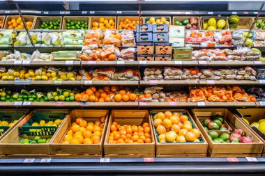 Londra İngiltere, 17 Mart 2026, Bir süpermarkette Taze Sağlıklı Meyve Seçimi