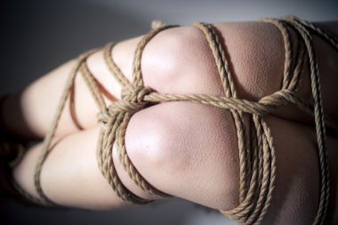 esaret bitişik harfler ile yapılan fiziksel kısıtlama uygulamaları