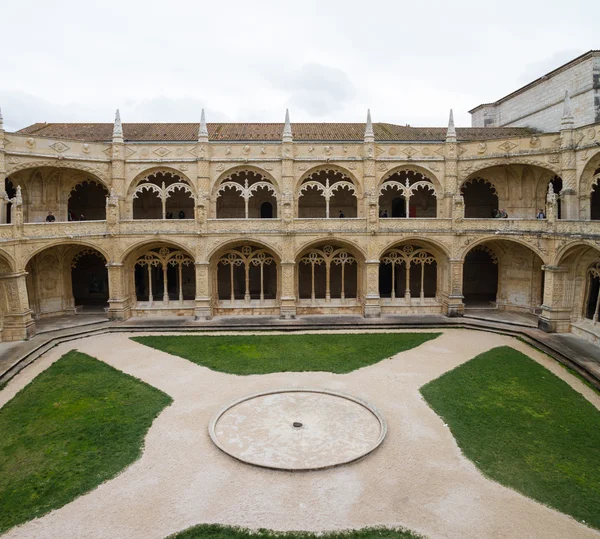 Lisboa, o claustro do Mosteiro dos Jerónimos — Fotografia de Stock