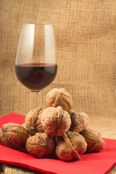 Walnuts and red wine — Stock Photo, Image