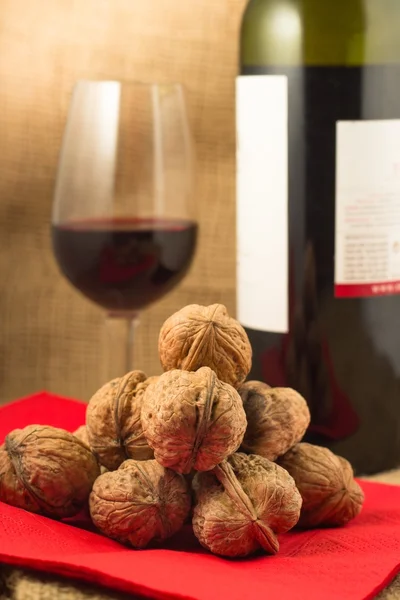 Walnuts and red wine — Stock Photo, Image