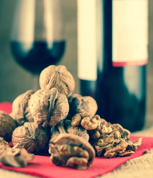 Walnuts and red wine — Stock Photo, Image