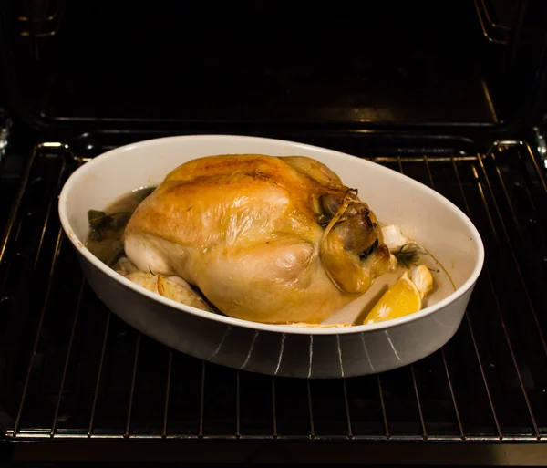 Hühnchen im Ofen gekocht — Stockfoto