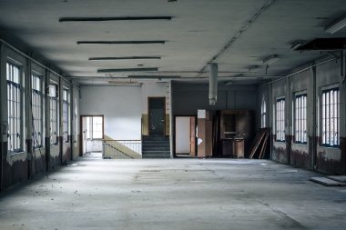 Terk edilmiş bir fabrikanın içinde.