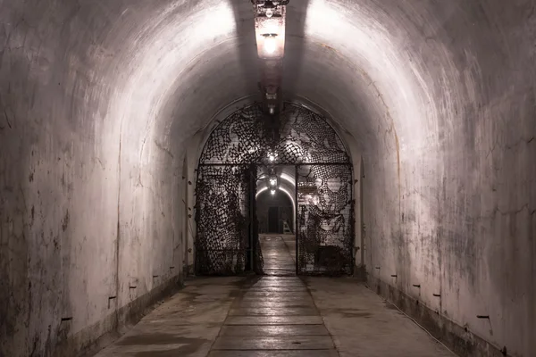 Bir terk edilmiş barınak askeri iç