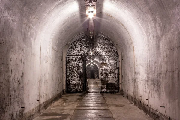 Interno di un rifugio militare abbandonato — Foto Stock