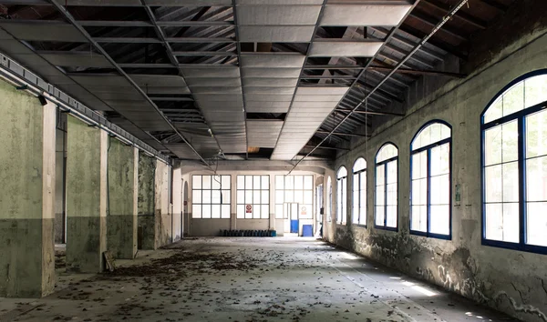 Innenraum einer verlassenen Fabrik — Stockfoto