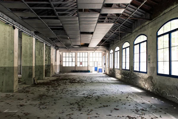 Interieur van een verlaten fabriek Rechtenvrije Stockfoto's