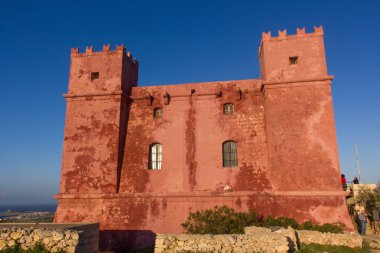 Malta kıyılarında tipik watchtower askeri amaçlar