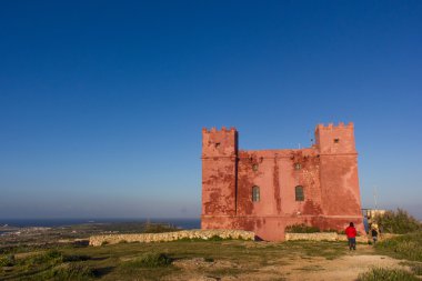 Malta kıyılarında tipik watchtower askeri amaçlar