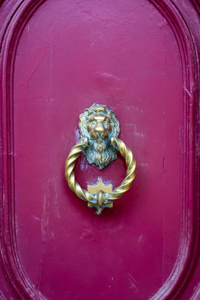 Frapper porte d'entrée de la maison maltaise — Photo