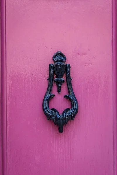 Frapper porte d'entrée de la maison maltaise — Photo