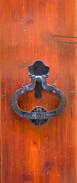 Frapper porte d'entrée de la maison maltaise — Photo