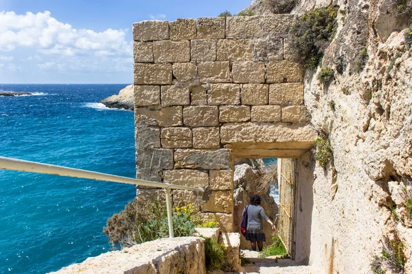 Blauwe zee van het eiland van Gozo in Malta Stockafbeelding