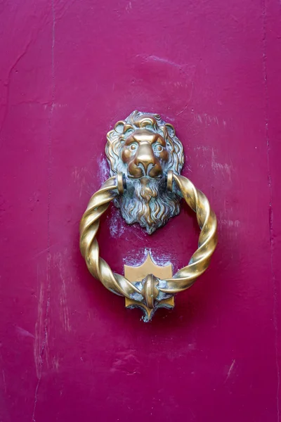 Knocker voordeur van het huis Maltese Stockfoto