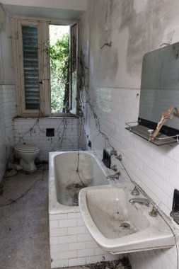 terk edilmiş binada