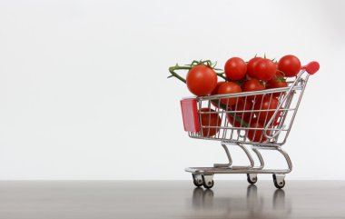 alışveriş sepeti domates ile