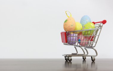 Paskalya yumurtaları ile alışveriş sepeti