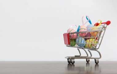 Paskalya yumurtaları ile alışveriş sepeti