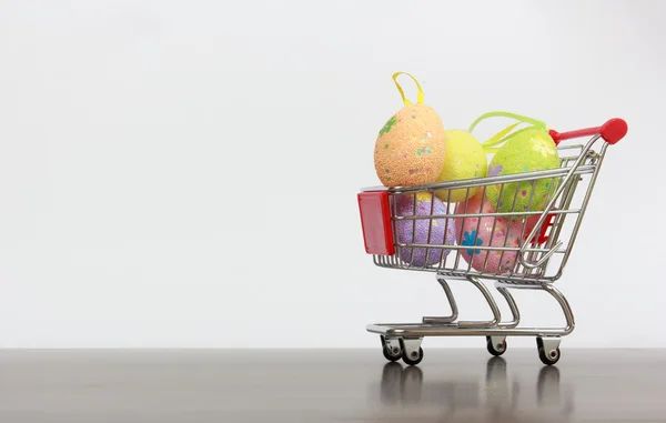 Shopping basket with Easter eggs — Stock Photo, Image